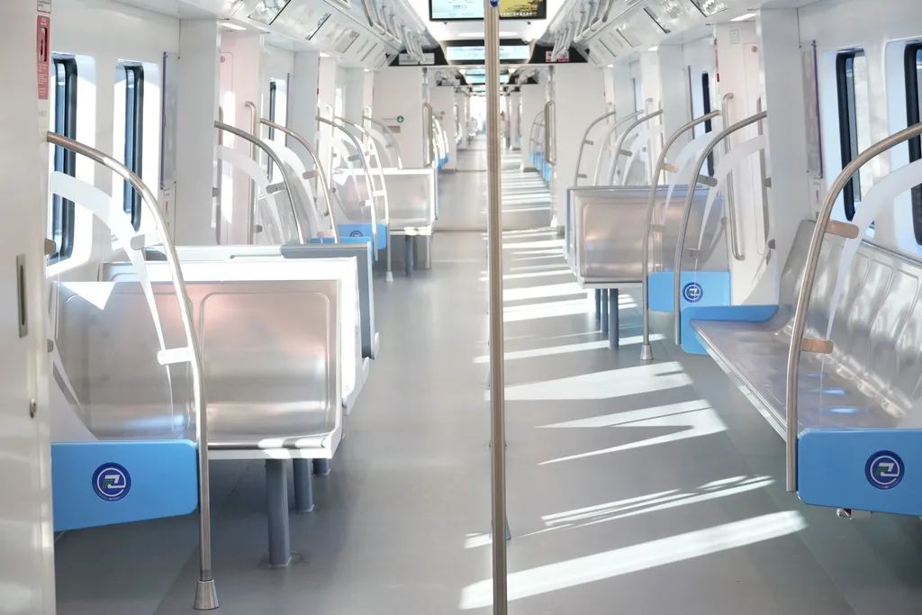 城軌快線15號線列車最大載客量2428人。重慶交通開投鐵路集團供圖