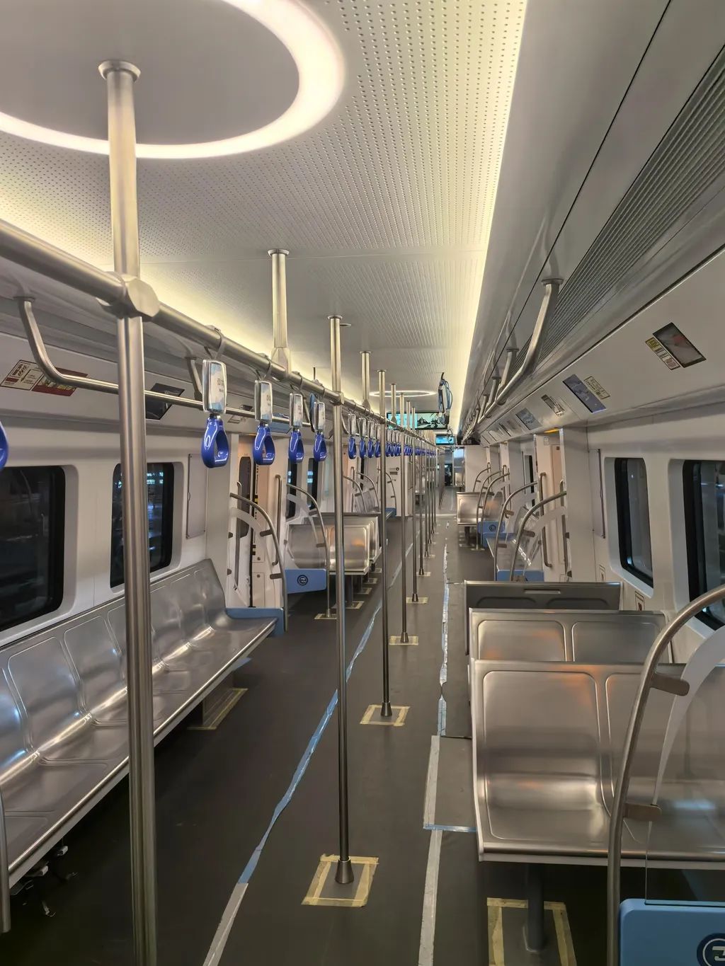 車廂座椅采用橫縱結(jié)合布置方式。重慶交通開投鐵路集團供圖