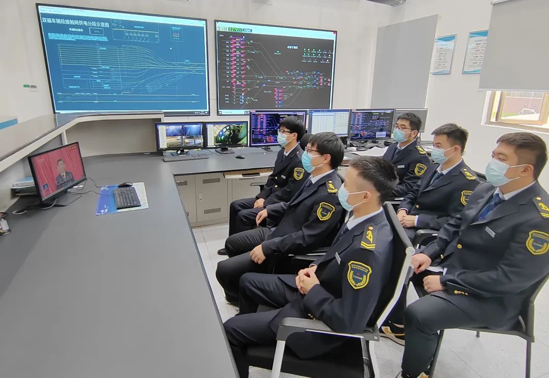 江跳線運(yùn)營公司一線在崗職工觀看開幕會(huì)1.jpg